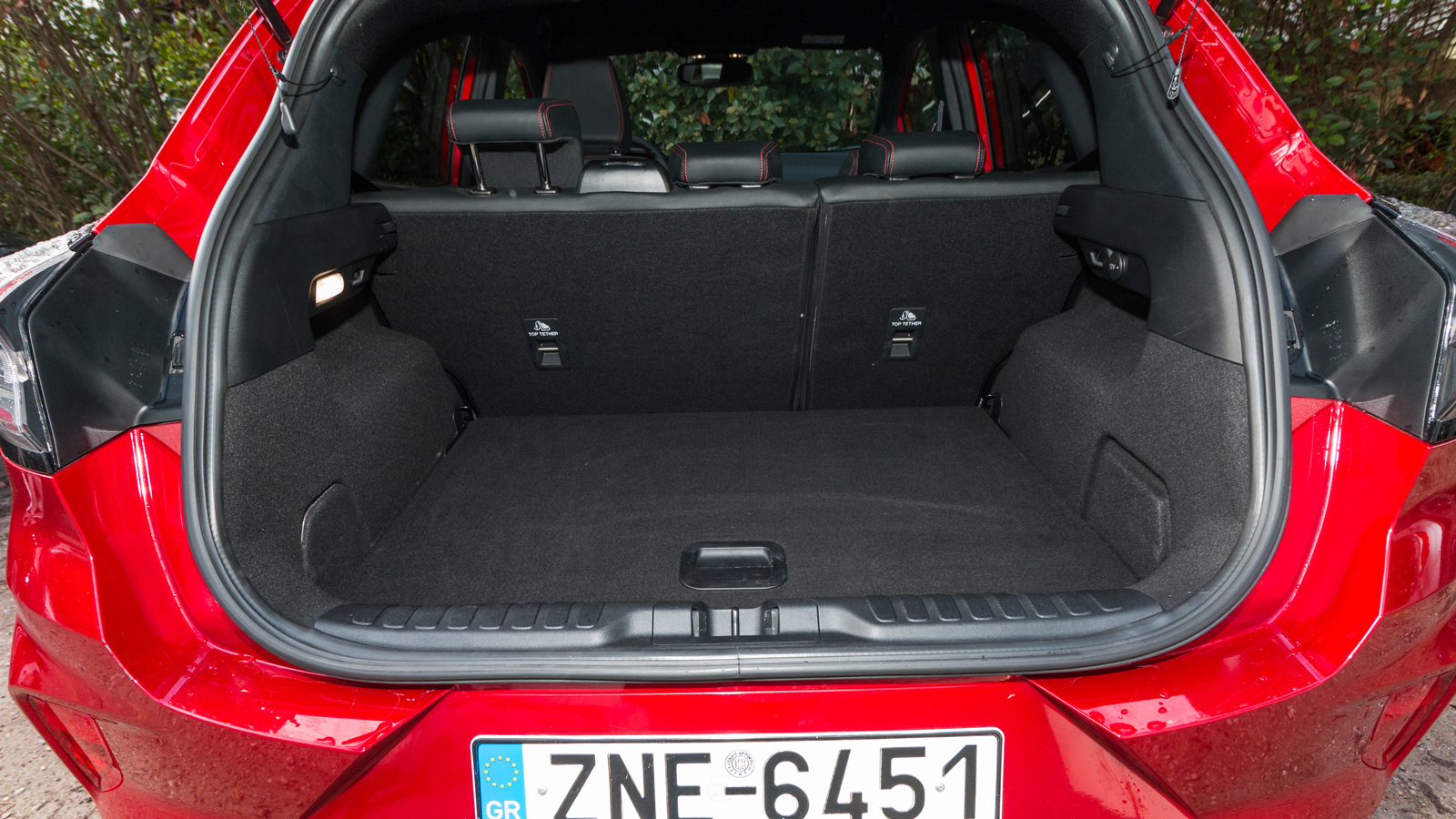 Εντυπωσιακός ο χώρος αποσκευών με 456 λίτρα, που εκτοξεύεται στα 536 λίτρα με το Mega Box, έναν επιπλέον χώρο 80 λίτρων που βρίσκεται κάτω από το δάπε